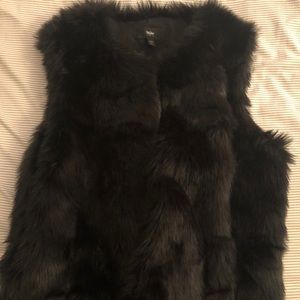 Black faux fur vest 🖤